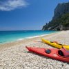 Due kayak sulla spiaggia di ciottoli.