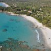 Vista aerea di una spiaggia con mare turchese.