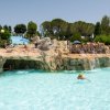 Piscina con grotte e cascate artificiali.