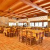 Ristorante ampio con tavoli apparecchiati in giallo.