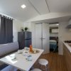 Cucina moderna con tavolo apparecchiato e divano.