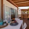Terrazza con tavolo apparecchiato e piantine.