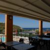 Area pranzo con vista piscina e mare.
