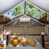 Interno di una tenda glamping con letto.