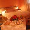 Camera d'albergo con letto matrimoniale e colazione su un tavolino.