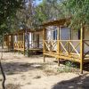 Bungalow in legno con verande immerse nel verde.
