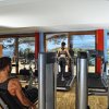 Persone che si allenano in palestra con vista panoramica.