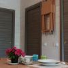 Tavolo apparecchiato con fiori, piatti e tazze, porte sullo sfondo.