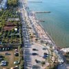 Veduta aerea di una spiaggia e litorale affollati.