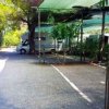 Piazzole per camper ombreggiate da alberi.