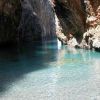 Acqua limpida in una stretta insenatura rocciosa.