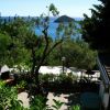 Vista mare con vegetazione e barbecue.