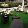 Terrazza con sdraio su prato sintetico.