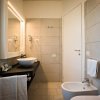 Bagno moderno con lavabo tondo.