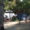 Area campeggio con tende e alberi.
