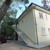 Edificio giallo a due piani con scala esterna.