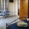 Camera con letto, armadio, due sedie e una TV.