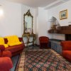 Sala con poltrone rosse e specchio.