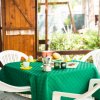 Tavolo da giardino apparecchiato con cibo.