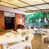 Bar all'aperto con tavolini bianchi.