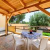 Terrazza coperta con tavolo apparecchiato.