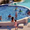 Bambini che giocano in una piscina circolare.