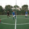 Calciatori su un campo al centro del cerchio.