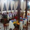 Sala da pranzo con tavoli apparecchiati.