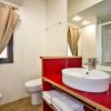 Bagno con lavabo bianco e doccia.