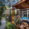 Veranda in legno con tavolo e sedie in un giardino.