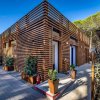 Edificio con pareti di legno e piante in vaso.
