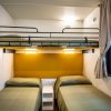 Camera con letto a castello e due letti singoli.