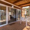 Veranda di chalet con tavolo e sedie, vista interna.