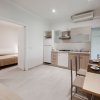 Cucina moderna con tavolo e sedie.