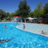 Piscina all'aperto con bambini che si divertono.