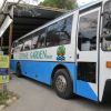Un autobus con scritta 