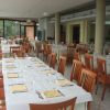 Sala da pranzo vuota con tavoli apparecchiati.