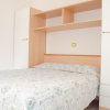 Camera da letto con letto matrimoniale e armadi a parete.