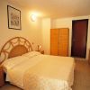 Camera da letto con letto matrimoniale, armadio e comodini.