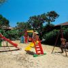 Parco giochi con scivoli e altalene.