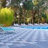 Piscina con sdraio e pavimento a scacchi.