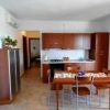 Cucina moderna con tavolo e sedie in legno.