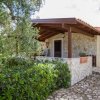 Casa in pietra immersa tra gli alberi.