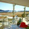 Taverna sulla spiaggia con vista mare e frutta fresca.