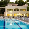 Piscina e ristorante all'aperto di un hotel.