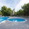 Piscina esterna circondata da alberi.