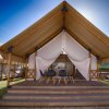 Tent lodge con sedie su terrazza.