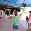 Bambini in attività di gruppo sotto un tendone.