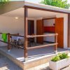 Un bungalow con veranda e tavolo da pranzo.