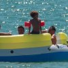 Persone su un gonfiabile in mare cristallino.